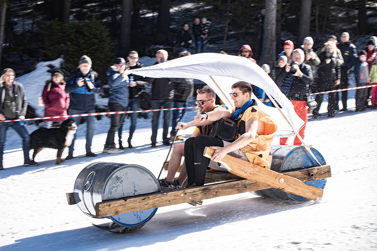 Kreatív járművek és jelmezes kavalkád